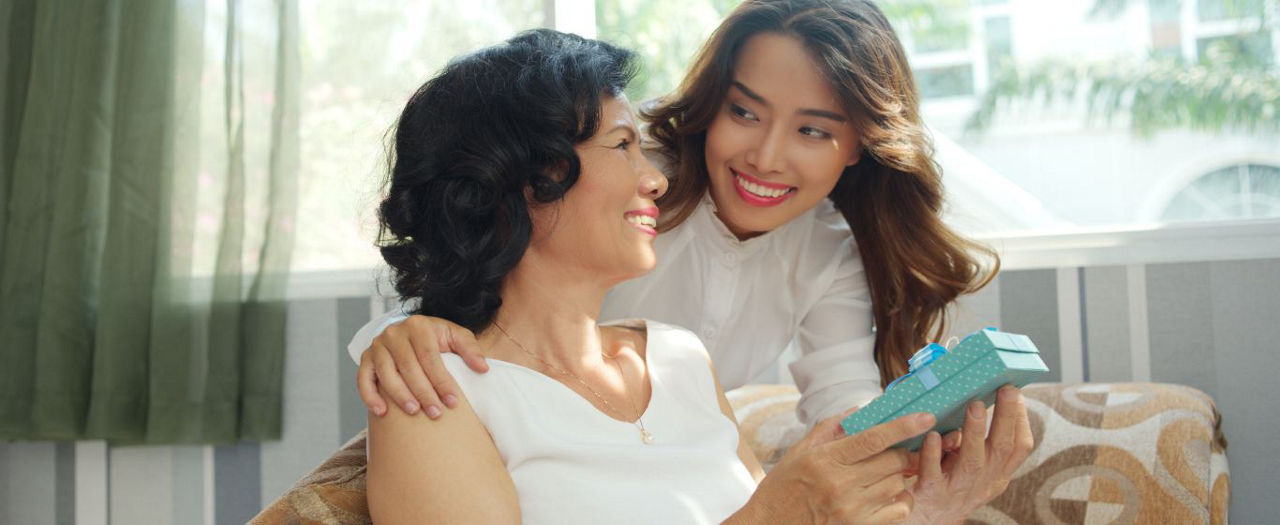 Mua bảo hiểm nhân thọ cho bố mẹ: Món quà ý nghĩa và thiết thực
