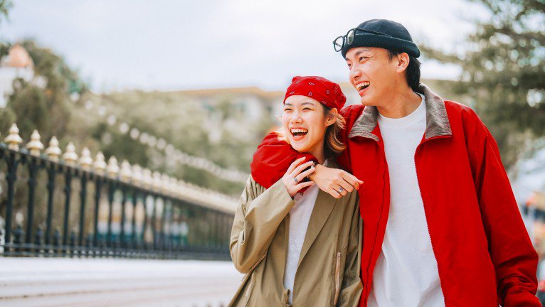 couple traveling happily