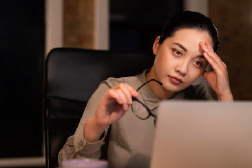 Overthinking là gì – và làm sao để Gen Z ngừng mắc kẹt trong việc nghĩ quá nhiều về mọi thứ?