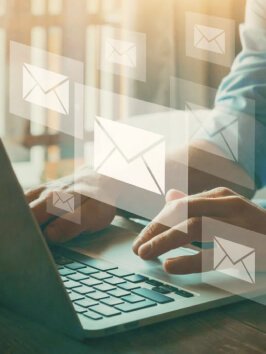 Gửi yêu cầu qua email