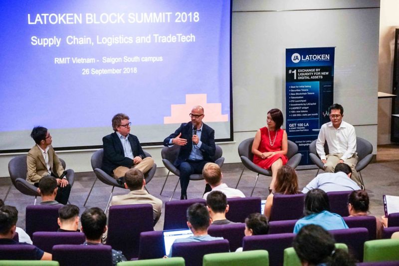 Giáo sư Jason Potts (giữa) và Tiến sĩ Chris Berg (thứ hai từ trái sang) thảo luận về vai trò của blockchain trong thương mại toàn cầu tại LATOKEN Block Summit được tổ chức ở cơ sở Nam Sài Gòn, Đại học RMIT Việt Nam, vào ngày 26/9/2018.