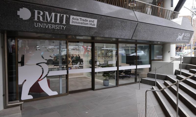 与澳大利亚亚洲协会合作交付的 RMIT 亚洲贸易和创新中心位于墨尔本学术和创新区中心的 Swanston 街的 RMIT CBD 校区。