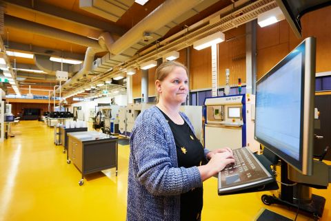 Kate Fox using a computer, 2019. 