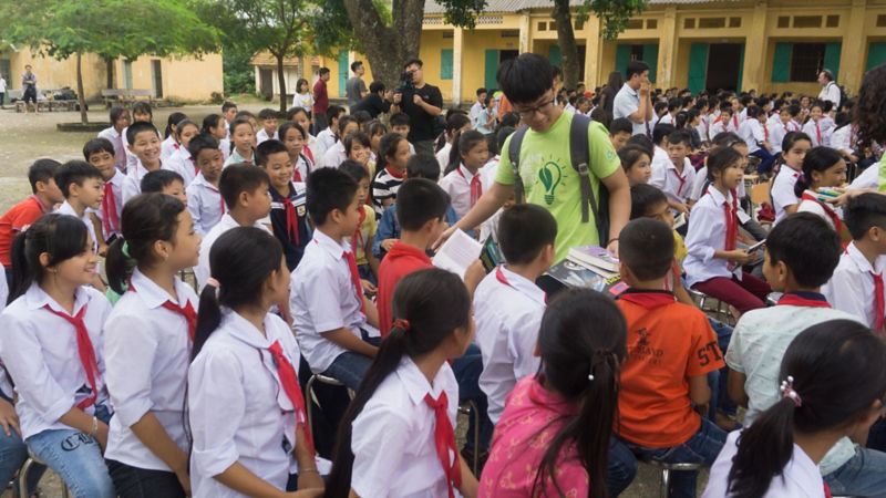 Sinh viên RMIT gửi tặng sách và tiền quyên góp cho trường Phù Đồng ở huyện Ba Vì.