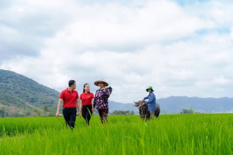 agribank-staff-talking-with-farmer-in-rice-field.jpg