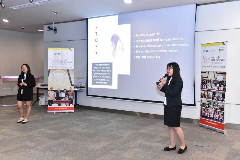 Đội Maverick trình bày tại cuộc thi được tổ chức ở cơ sở Nam Sài Gòn, Đại hoc RMIT Việt Nam. 
