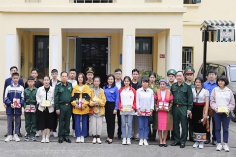childrens-and-familly-receive-gifts-from-border-guard-2.jpg