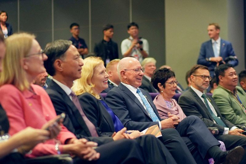 Alt Text is not present for this image, Taking dc:title 'general-director-of-rmit-vietnam-professor-claire-macken-australian-governor-general-david-hurle'