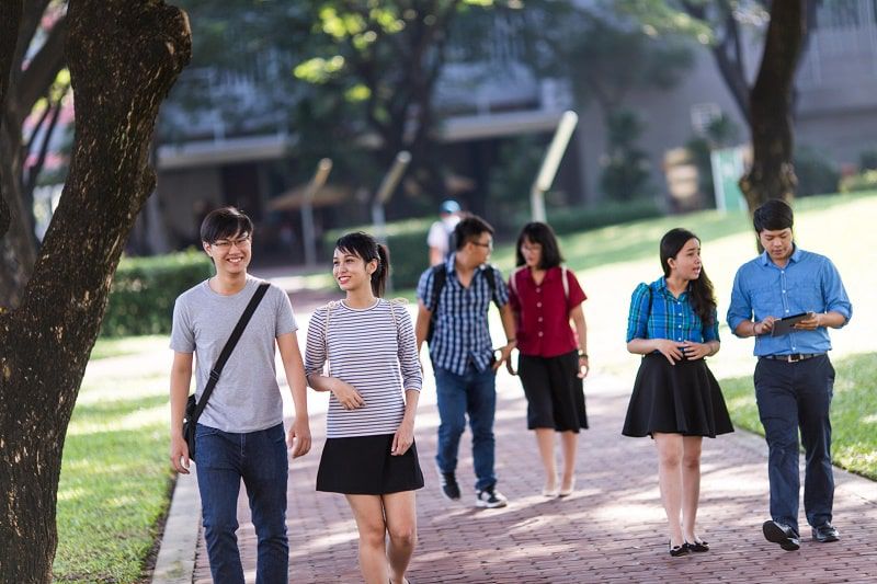 group-of-students-walking-on-campus