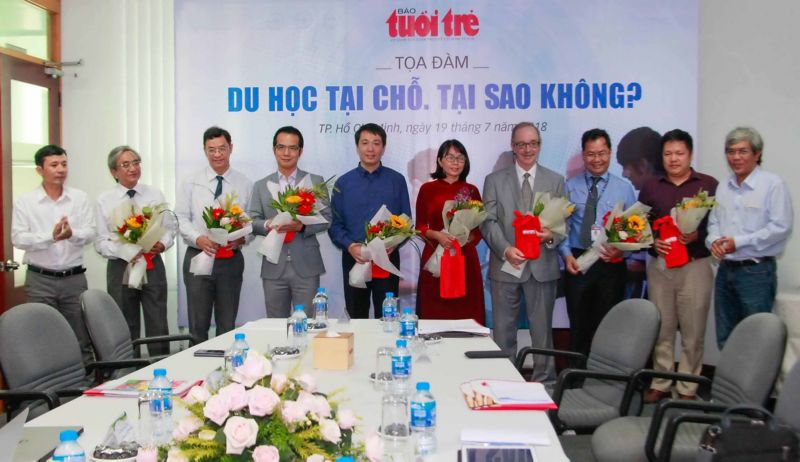 Trưởng Phòng Tuyển sinh Đại học RMIT  Việt Nam Lê Thị Anh Thư (thứ 5 từ phải sang) và các đại biểu tham dự tọa đàm về giáo dục quốc tế
