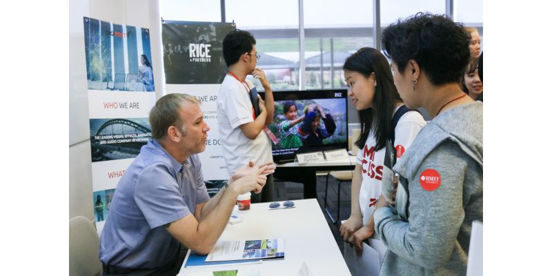 RMIT Vietnam students look for internship opportunities at a recruitment event.