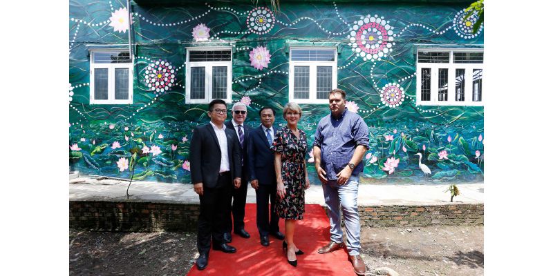 Doan Ngoc Duy joins (from left) His Excellency Mr Craig Chittick, Australian Ambassador to Vietnam, Mr Nguyen Van Duong, Chairman of the People's Committee, Dong Thap Province, and The Hon Julie Bishop MP, Australian Minister for Foreign Affairs at the launching ceremony of the Vietnam – Australia Mural Village