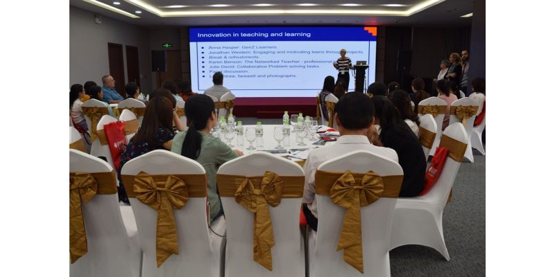 Giám đốc Trung tâm Đào tạo RMIT Đà Nẵng giới thiệu về chương trình cho người tham dự tại Tp Đà Nẵng.
