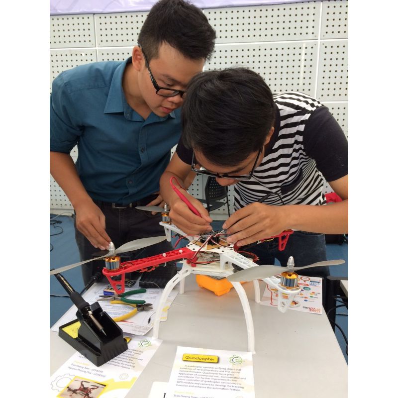 Bachelor of Engineering students Nguyen Phuong Duy and Tran Hoang Tuan work on their 3D printed quadcopter project at the Career Week and Technology Showcase, September 2016.