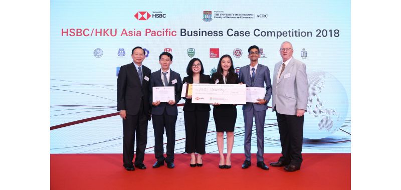 Bốn sinh viên RMIT Việt Nam giành giải Nhì tại Cuộc thi Giải quyết tình huống kinh doanh HSBC/HKU châu Á Thái Bình Dương tại Hồng Kông.