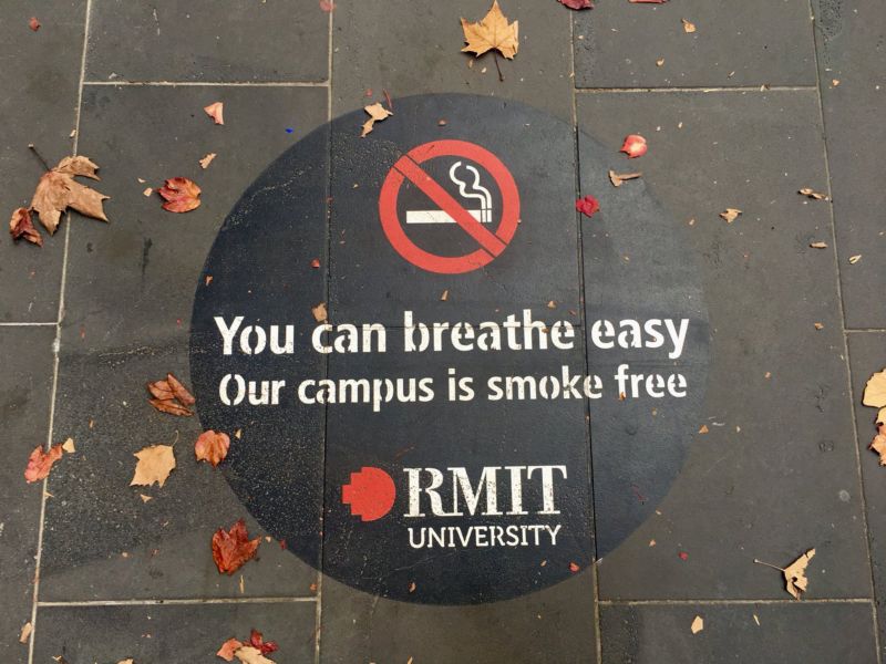 No smoking campus sign.