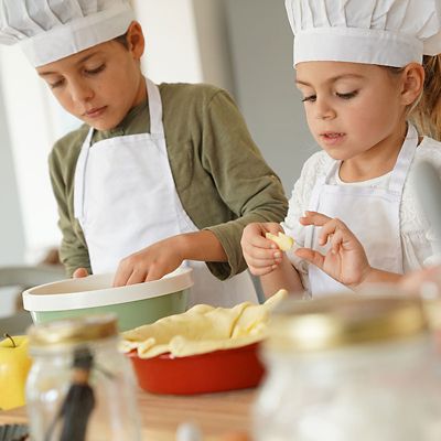 Kids in cooking class workshop preparing apple pie