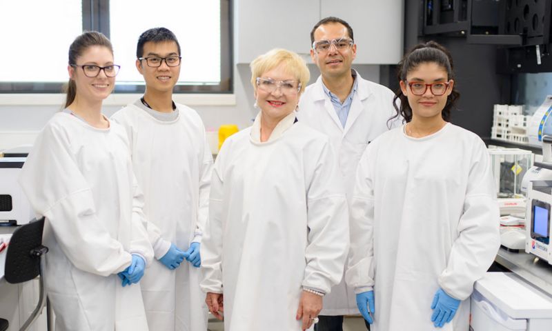 Nhóm nghiên cứu vật liệu diệt khuẩn cơ học đa chức năng: Denver Linklater, Lê Hoàng Phúc, Elena Ivanova, Arturo Aburto-Medina, Karolline De Sousa.