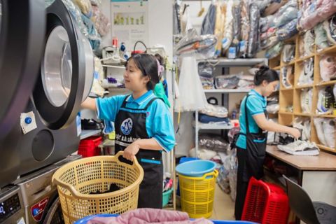 2 women working in a laundry shop