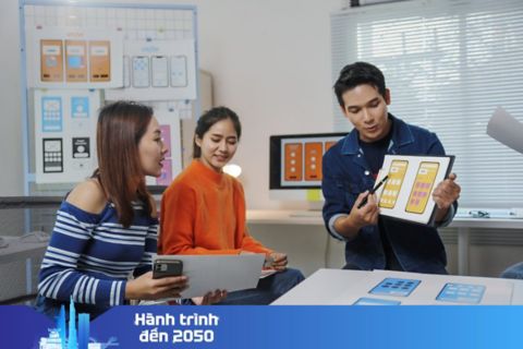 Ba người thảo luận về thiết kế app