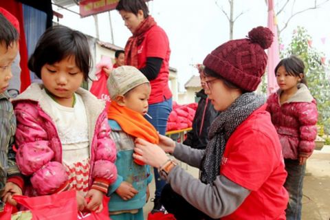 volunteer-giving-winter-clothes-to-children.jpg