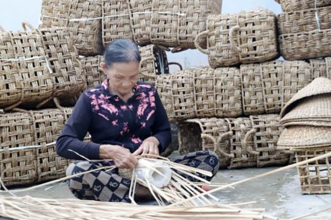Women's making handcraft product