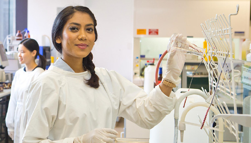 Woman working in science lab.