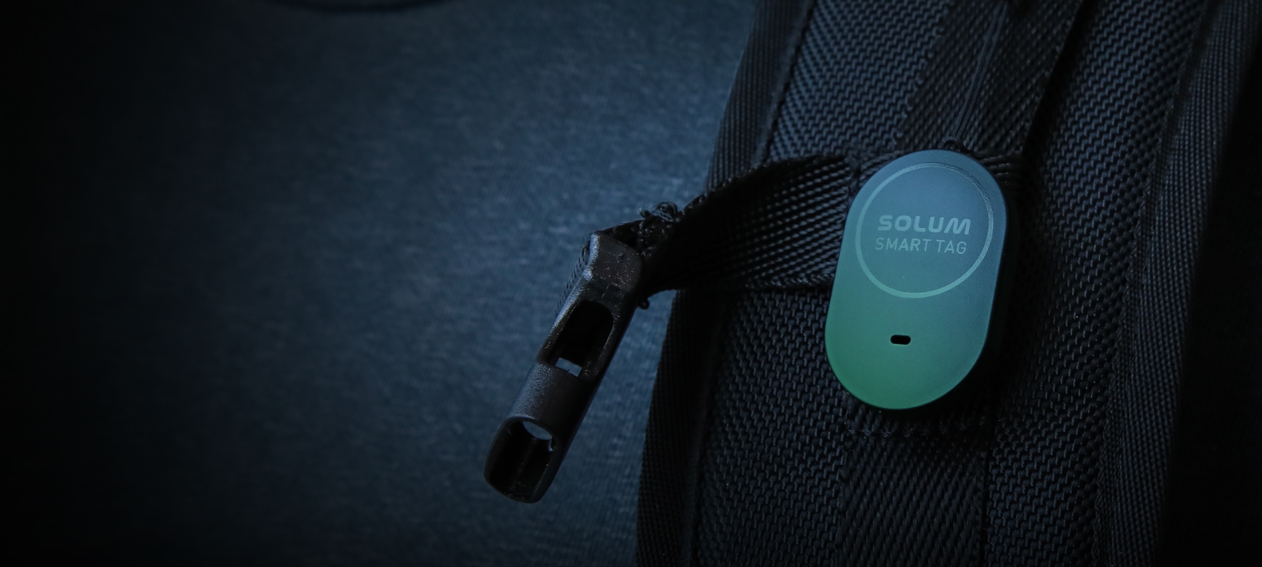 Smart Tag an einem Rucksackgurt.
