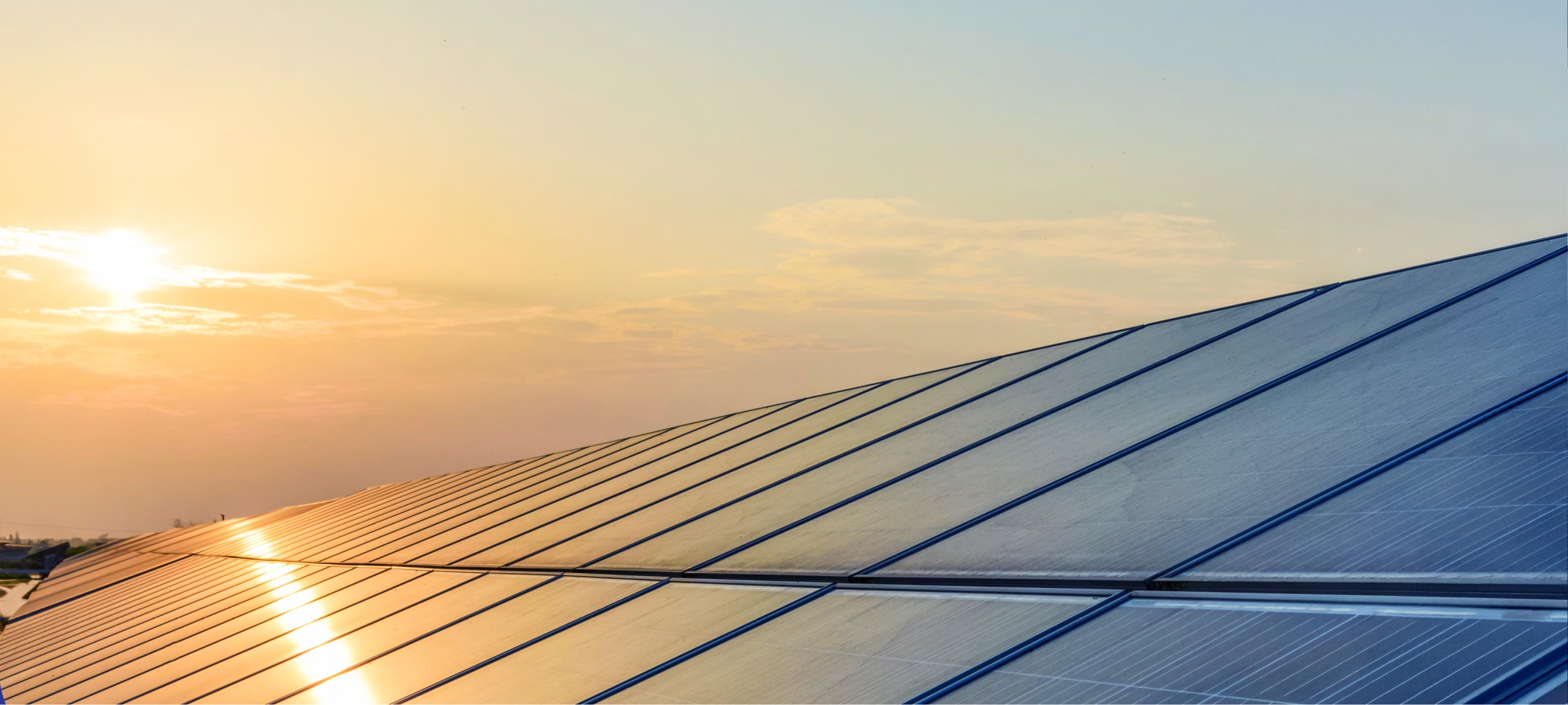 Panoramablick auf Dach-Solarmodule bei Sonnenaufgang als ESS-Lösung.