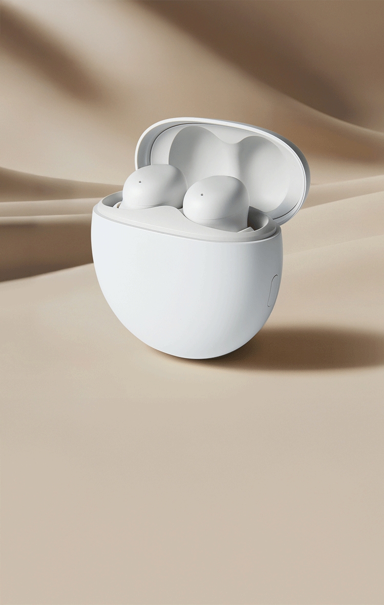 Meditation TWS Earbuds in offenem Etui auf weichem beigem Hintergrund.