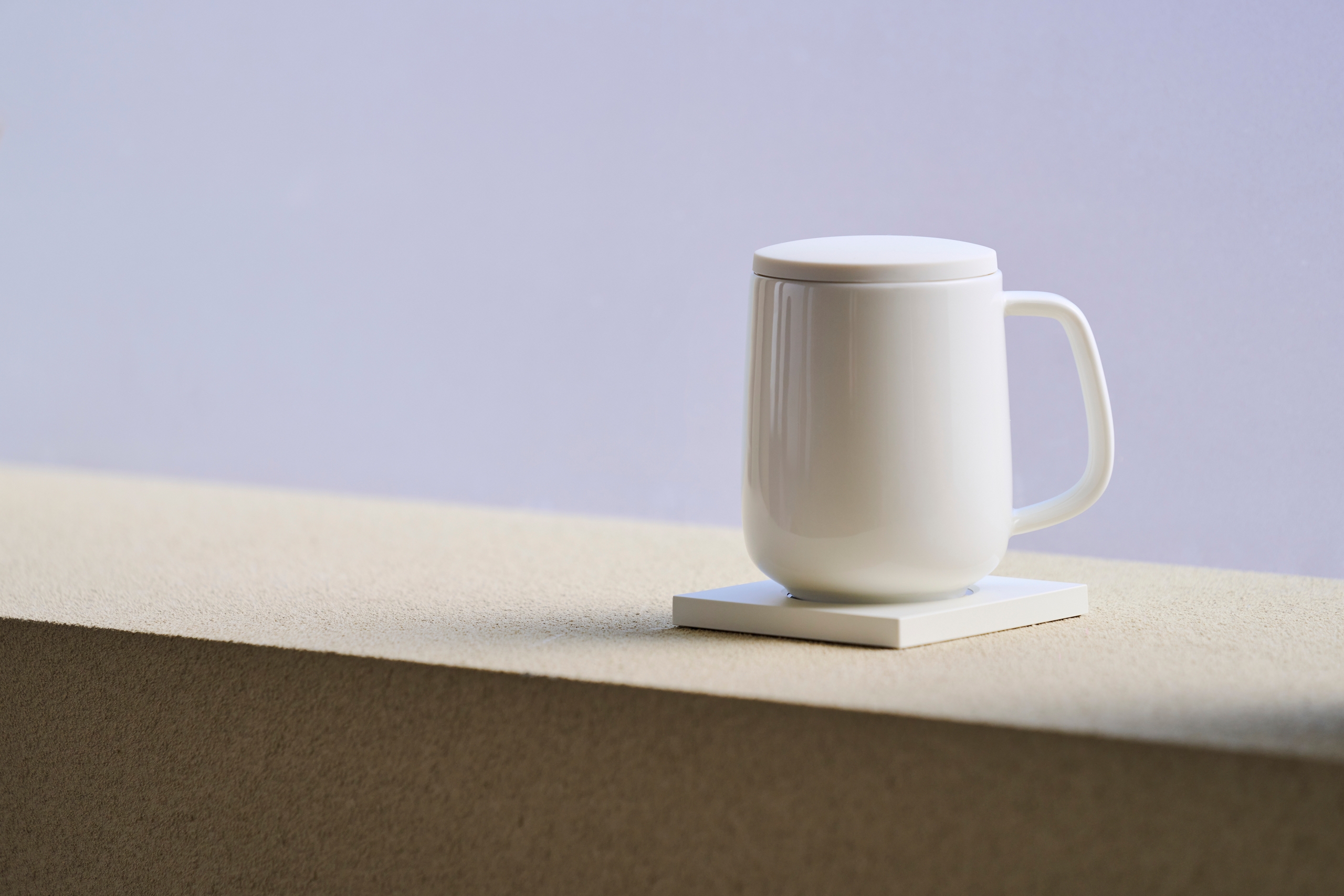 Tasse en céramique posée sur une base Smart Warmer