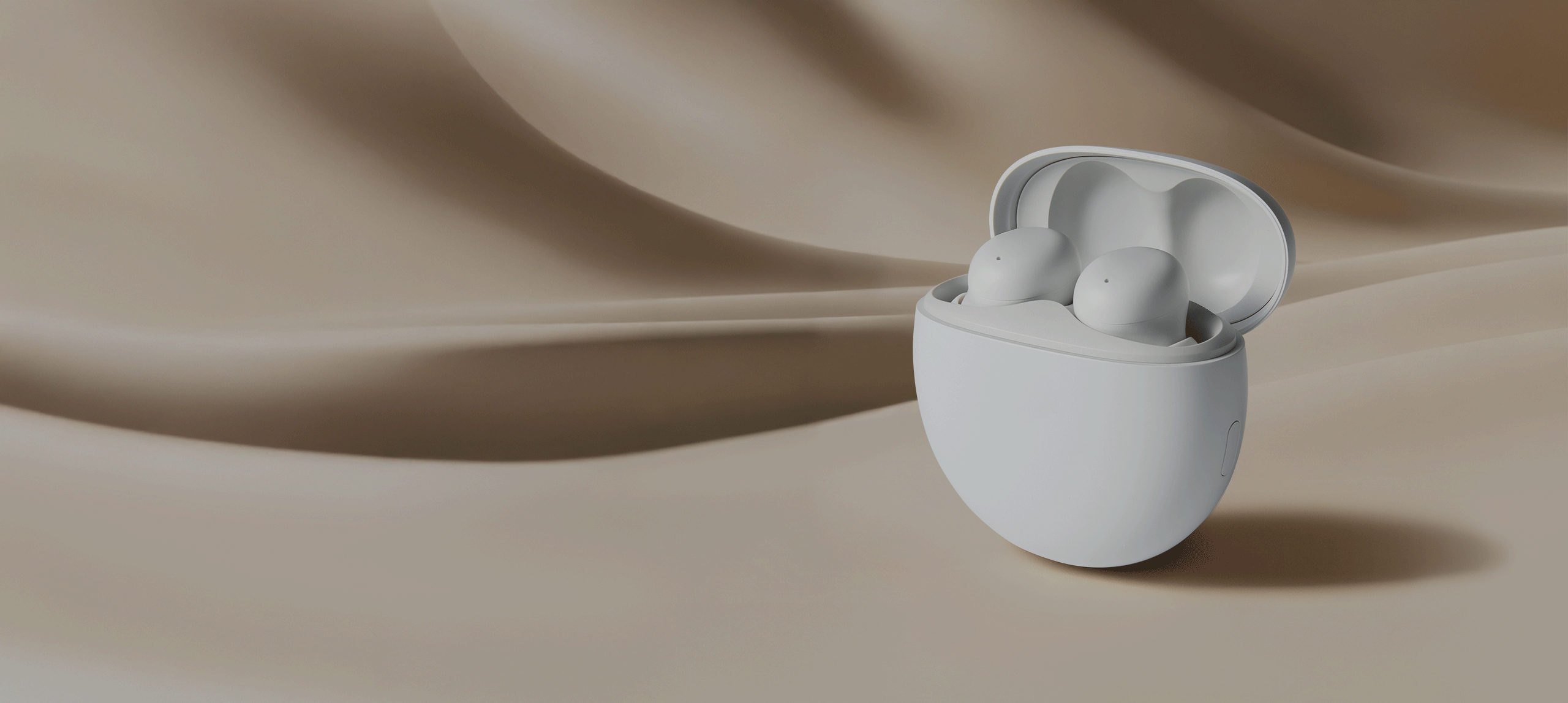 Meditation TWS Earbuds in offenem Etui auf weichem beigem Hintergrund.