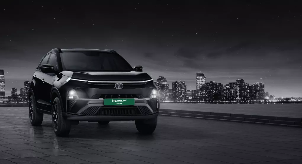 Tata Nexon EV Dark: डीलरशीप पर पहुंचाना शुरू हो गई है टाटा नेक्सन ईवी डार्क, जानिए स्टैंडर्ड मॉडल से कितनी है अलग 