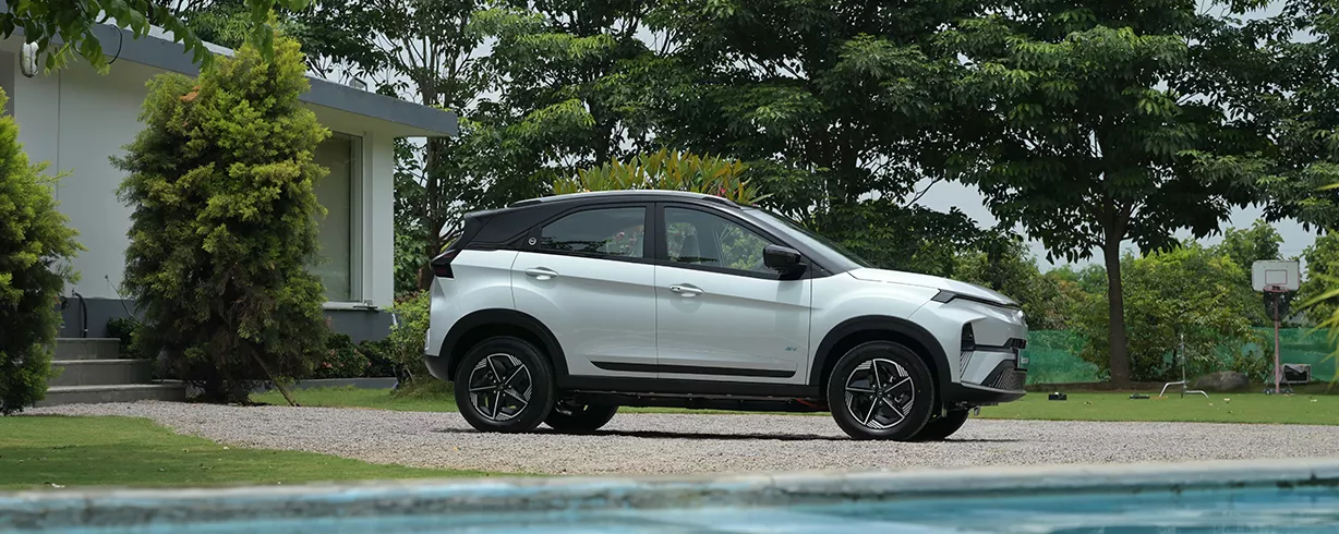 Nexon.ev Empowered Oxide with Dual Tone Colour