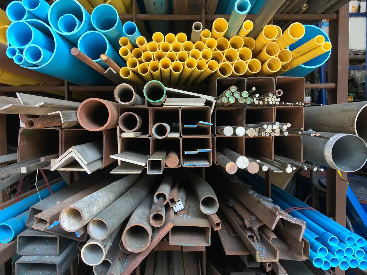 Stores selling pvc pipes, carbon steel, pipes round steel,  Various types of steel are used to work construction and many building systems