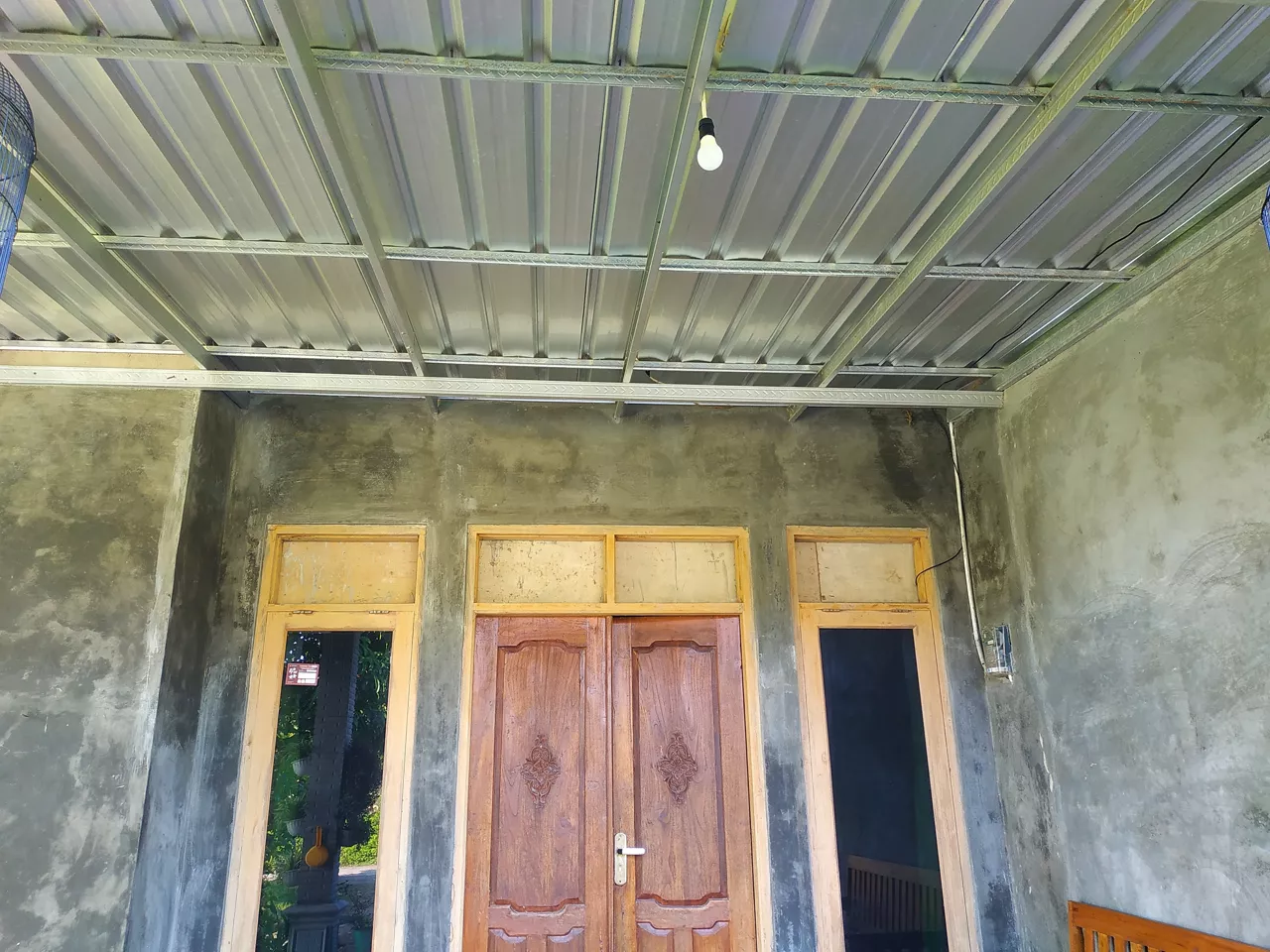 The use of galvalum and mild steel for the terrace of the house.  Light, durable and stainless.