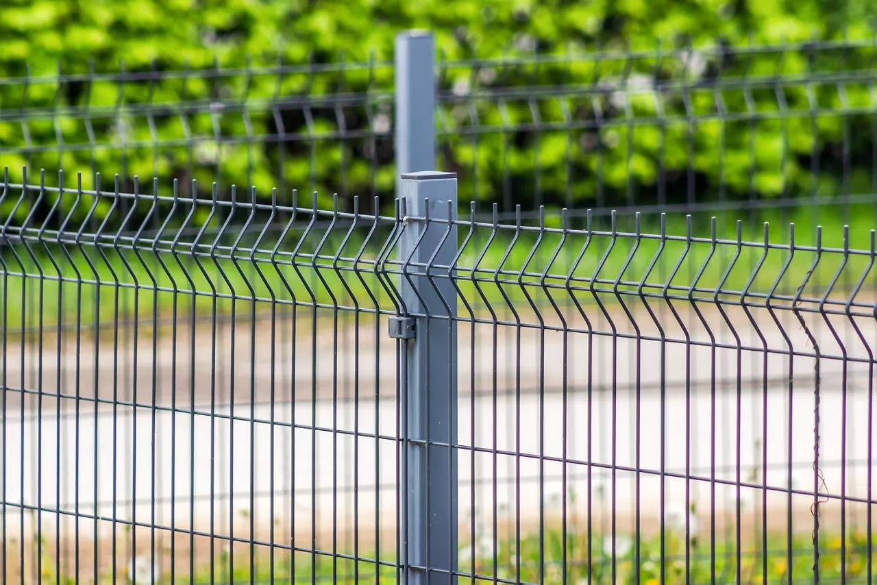 Steel grating fence made with wire 