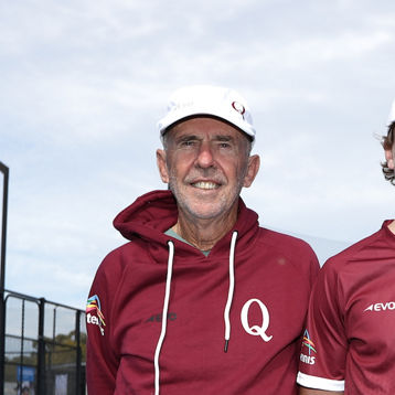 Geoff Masters poses with young tennis players