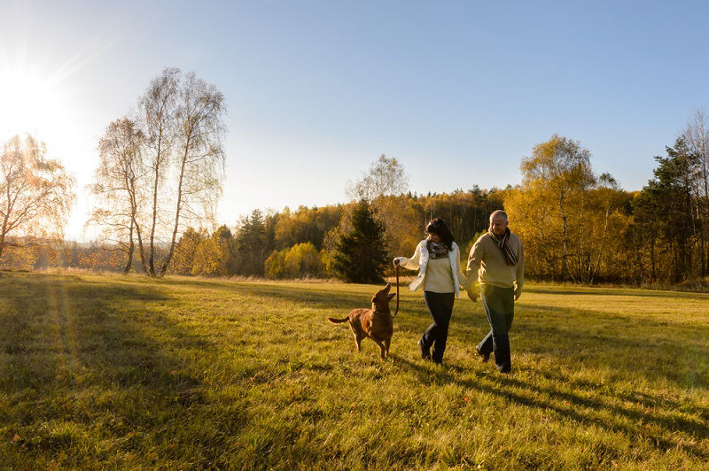 couple-with-dog