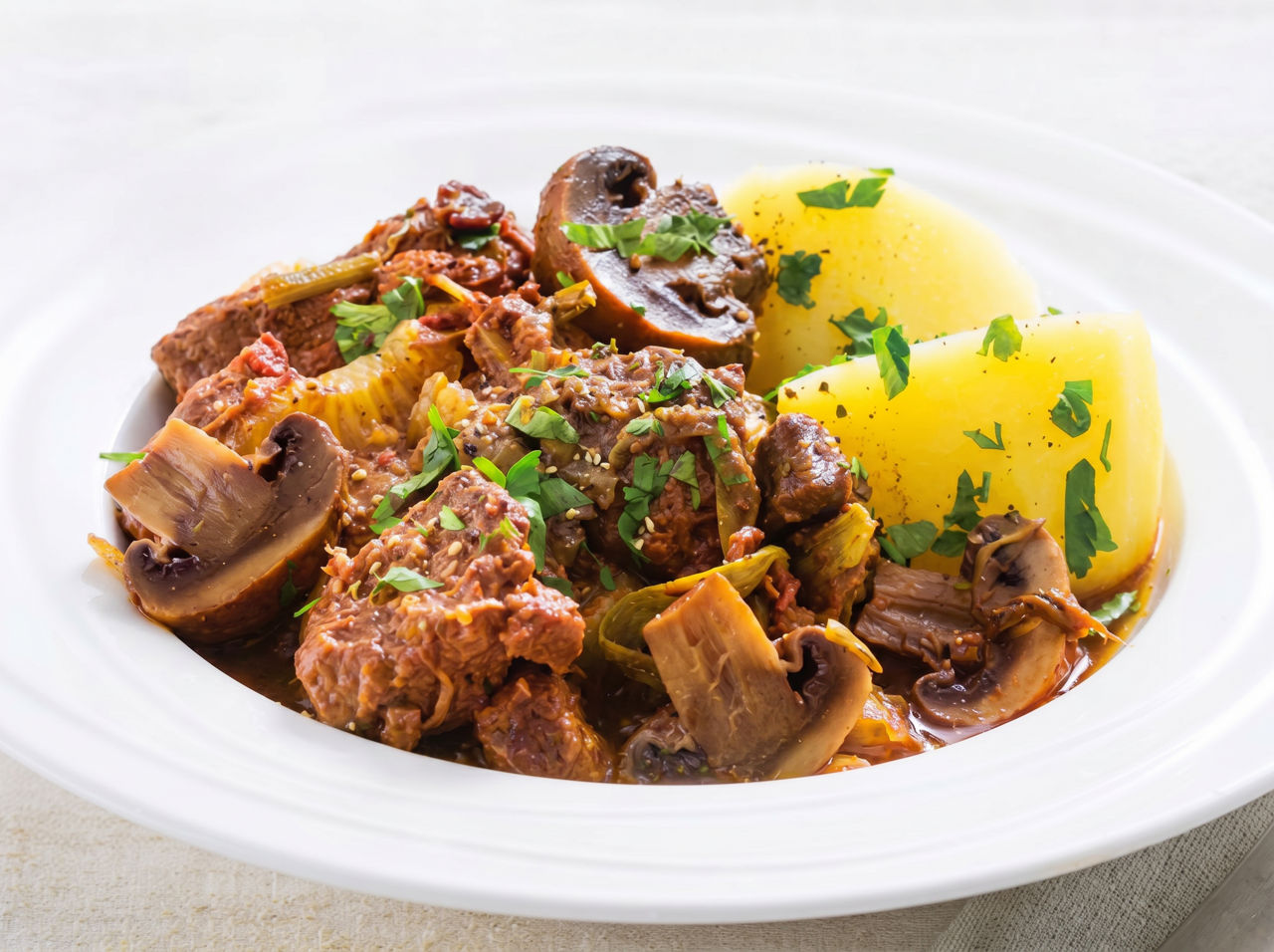 Slow-cooker Beef, Mushroom & Red Wine Casserole
